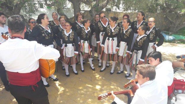 La asociación cultural La Garita, de Dalías, minutos antes de subirse al escenario del festival.