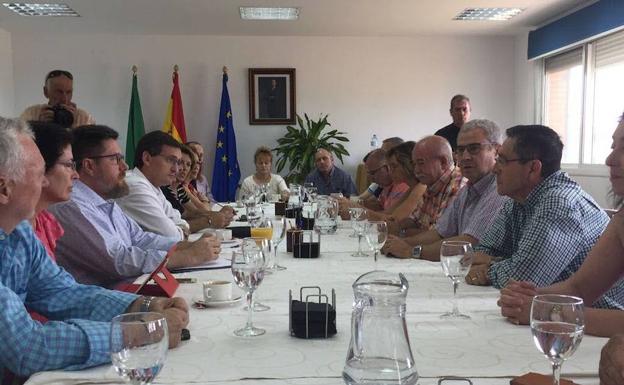 El consejero, tercero por la izquierda, en una reunión con regantes del Almanzora.