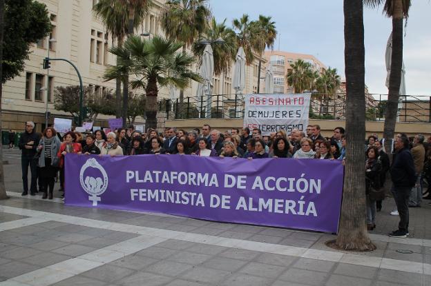 Concentración y minuto de silencio celebrado durante la tarde de ayer en el Mirador de la Rambla de la capital./IDEAL