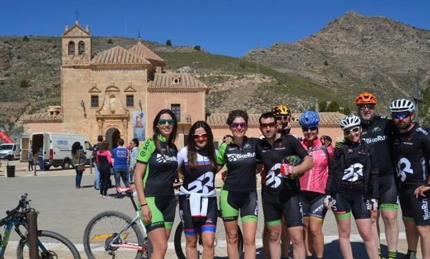 Equipos ciclistas posando en una anterior etapa de la vuelta en el Santuario/Somos Albojenses