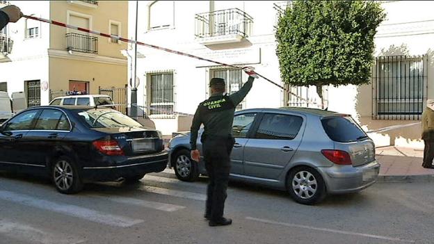 Un agente custodia el cordón policial colocado en la calle Ramón y Cajal de Albox el día de los hechos. /IDEAL