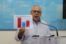 Estrella muestra los gráficos donde en rojo figura la deuda del PSOE y en azul la del PP./ J. C. González