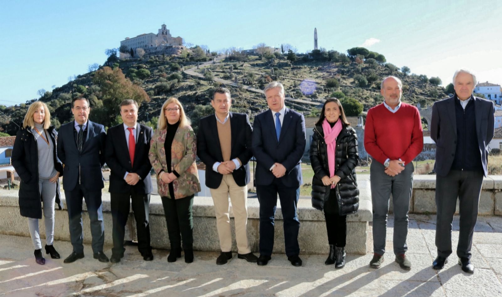Sanz con los ochos subdelegados y el Santuario de Nuestra Señora de la Cabeza de fondo. ANDÚJAR IDEAL /