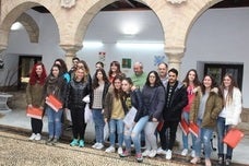 El alujmnado con el edil de Cultura y el director del Instituto /J. C. GONZÁLEZ
