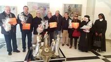Representantes de los belenes premiados en la Casa de la Cultura, con los premios y diplomas. /J. C. GONZÁLEZ
