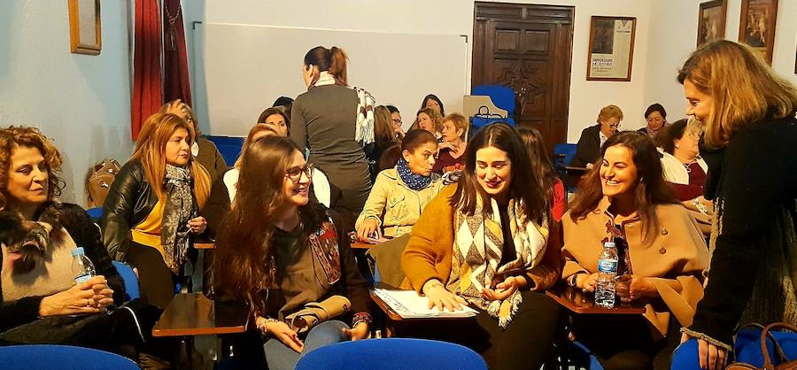 Muejeres asistentes al acto de inauguración/ J. C. GONZÁLEZ