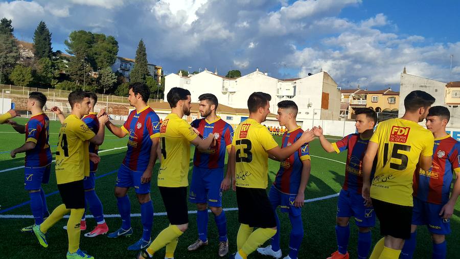 </p><p>Los dos equipos en el saludo inicial. /J. C. GONZÁLEZ