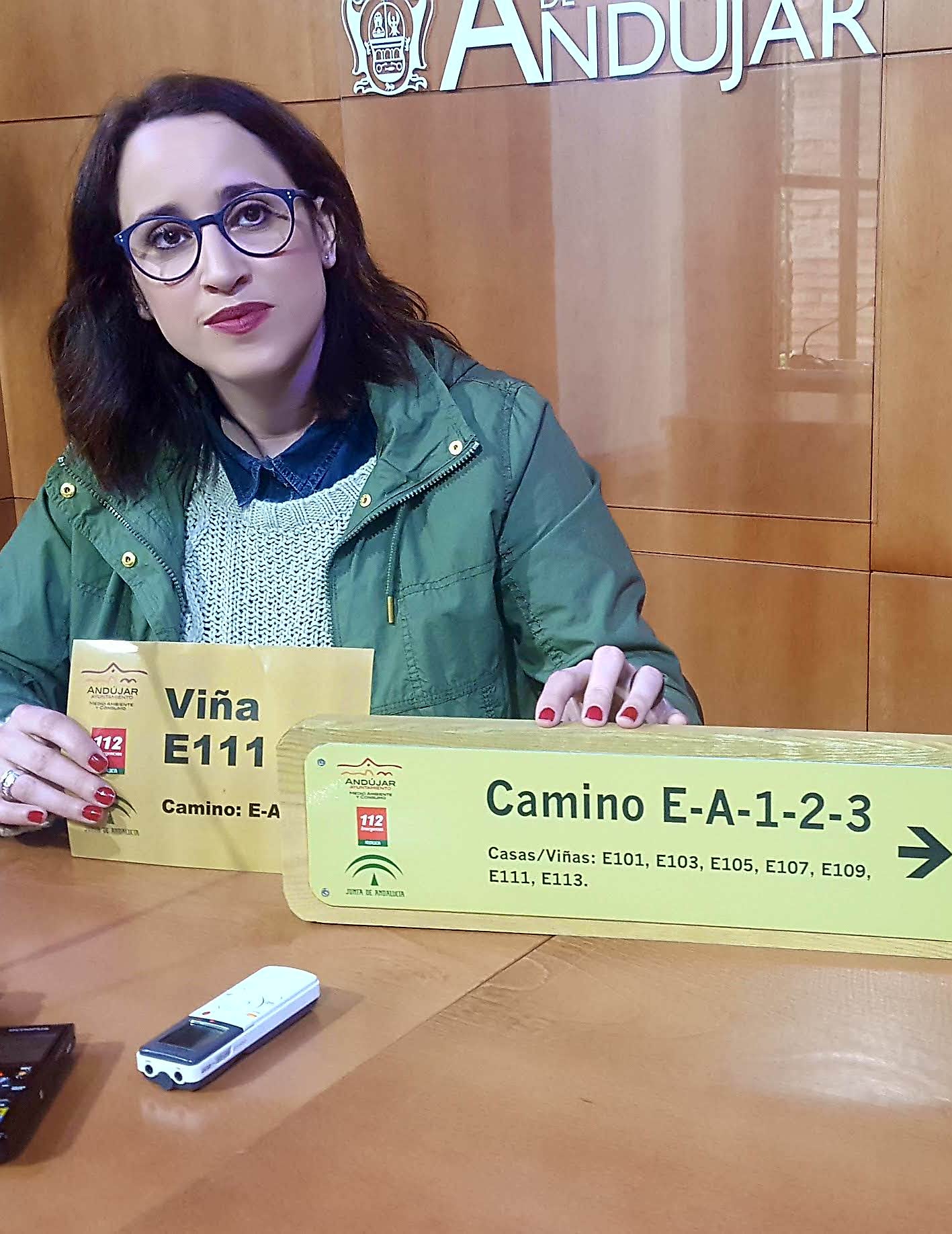 Candela Fuentes, con los carteles identificativos. /JOSÉ C. GONZÁLEZ
