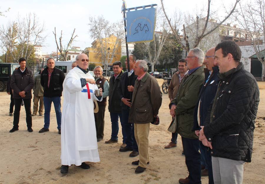 El padre trinitario Manuel Yébenes bendijo a la expedición ante la presencia del presidente de la Matriz, Manuel Vázquez. /J. C. González