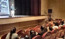 Alumnado de la ciudad con el aurtor Pepe Maestro en el Teatro Principal. /J. C. GONZÁLEZ