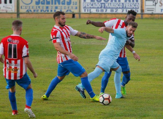 Un jugador del Arenas corta el avance churrianero.
