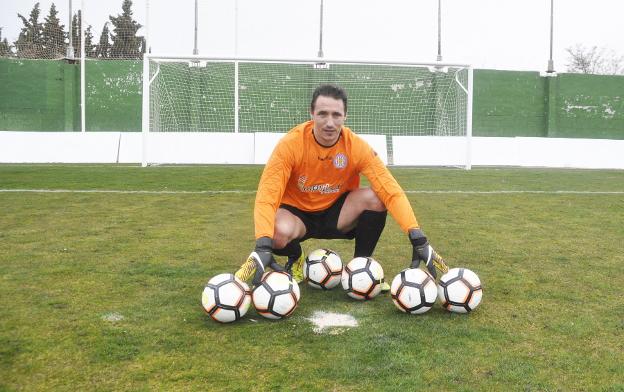 'Chema' para todas las pelotas, también sobre la hierba del Constantino Navarro de Baza./José Utrera García