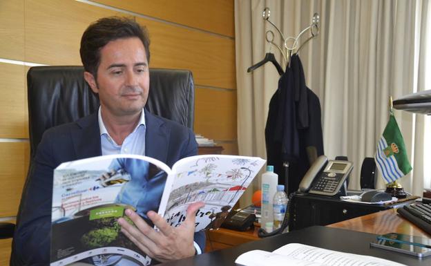 El alcalde de El Ejido, Francisco Góngora, con el libro de fiestas, desde su despacho en la Alcaldía del Ayuntamiento.