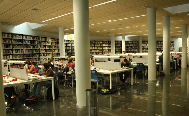 Sala principal de estudio de la Biblioteca Central de El Ejido, que abre también por las tardes.