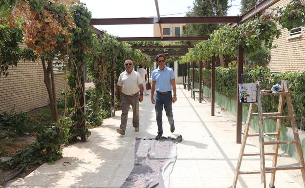 El alcalde de El Ejido, Francisco Góngora, y el edil de Obras Públicas, José Andrés Cano, supervisan los trabajos de mejora realizados en el CEIP Diego Velázquez.