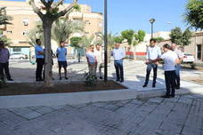 El alcalde ejidense, junto al edil de Obras Públicas, responsables del proyecto, y vecinos en la Plaza.