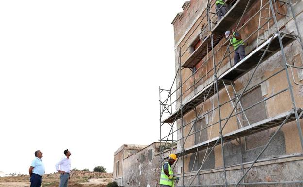 El alcalde ejidense y el edil de Obras Públicas supervisan los trabajos en la fachada del edificio.