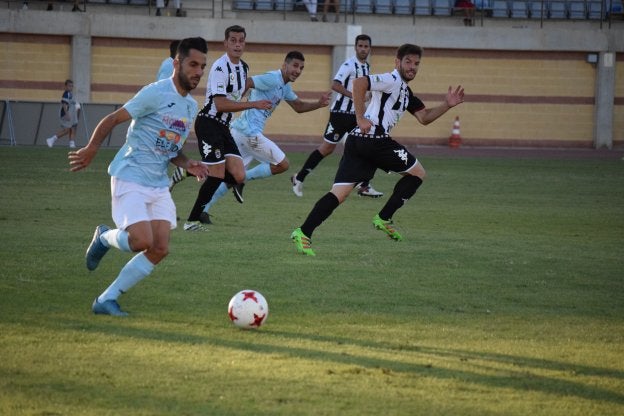 Velasco, que tuvo la victoria en el minuto 88, conduce el balón.