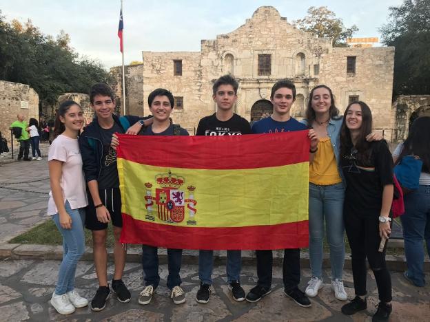 Por la izquierda, Ana Hidalgo y Pedro Fernández, estudiantes del Sek Alborán, junto a otros estudiantes españoles. /IDEAL