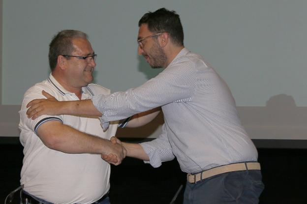 El relevo presidencial entre Vicente Puertas y Pierre Mevy abrió nueva etapa en el club celeste. / CD EL EJIDO