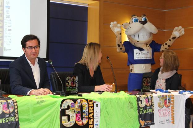 Francisco Góngora presentó a Guepy, la mascota del IMD, que estará presente en esta prueba para animar a los participantes./
