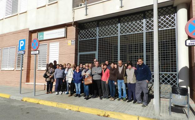 El pasado 12 de diciembre tuvo lugar la primera concentración del AMPAante las puertas del centro. /Ideal