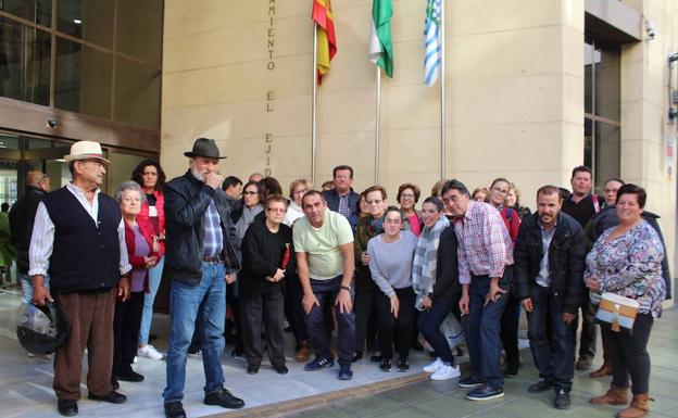 Unos cincuenta vecinos de Matagorda acudieron ayer al Ayuntamiento para quejarse por los cortes de luz en este núcleo urbano. /I. Acién