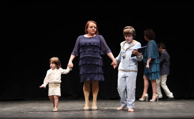 La presidenta de la asociación desfilando junto a sus dos hijos en la que los niños de la entidad fueron protagonistas. /I. A.