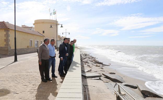 Responsables políticos, durante la visita a la costa balermera./