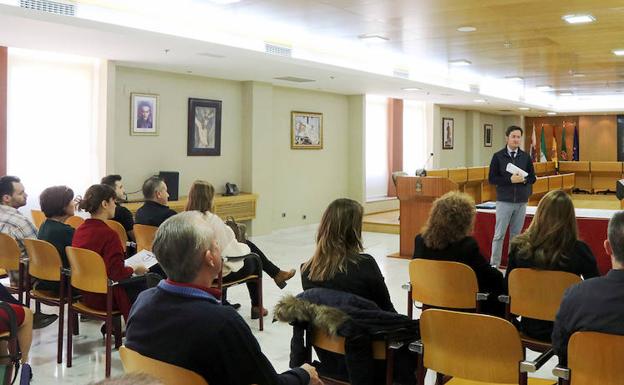 El alcalde de ElEjido entregó las distinciones a las empresas en el Salón de Plenos del Consistorio. /