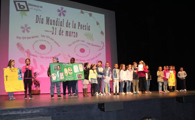 Alumnos del CEIP Ciavieja interpretando el poema ‘Queda Prohibido’ de Pablo Neruda. /I. A.