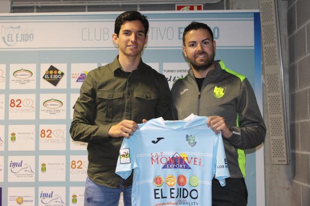 El nuevo fichaje celeste fue presentado por Javi Fernández, director general del club. /CD EL EJIDO
