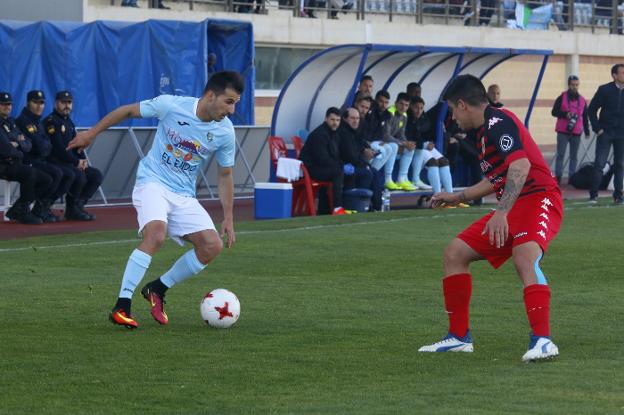 Carralero, que amaga el dribling ante un contrario, hizo el gol del triunfo para los celestes.
/CD EL EJIDO