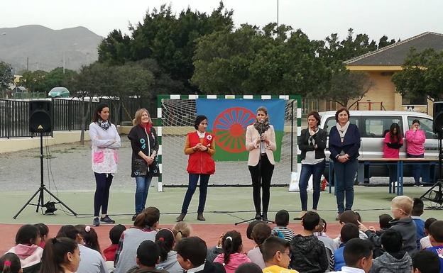 La concejala Delia Mira durante uno de los actos llevados a cabo a lo largo de la mañana de ayer con los escolares. /Ideal