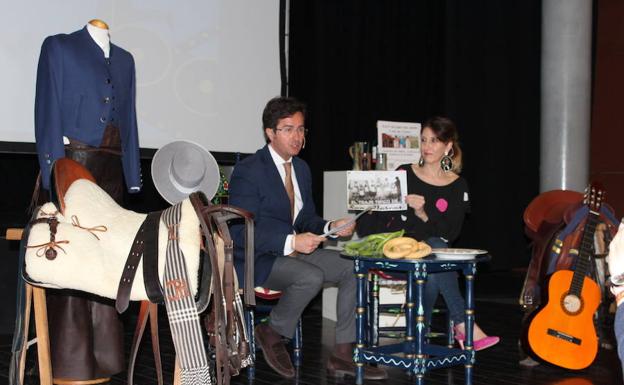 Francisco Góngora y Julia Ibáñez, en la presentación de la programación con una fotografía de los trajes de faena de la época. /I. A.