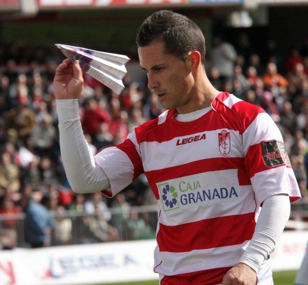 Juanjo Collantes lanza un avión de papel en un partido.