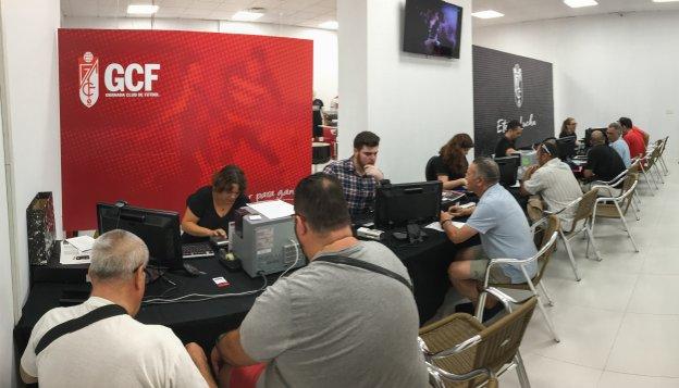 Todas las mesas ocupadas en el primer día de campaña.