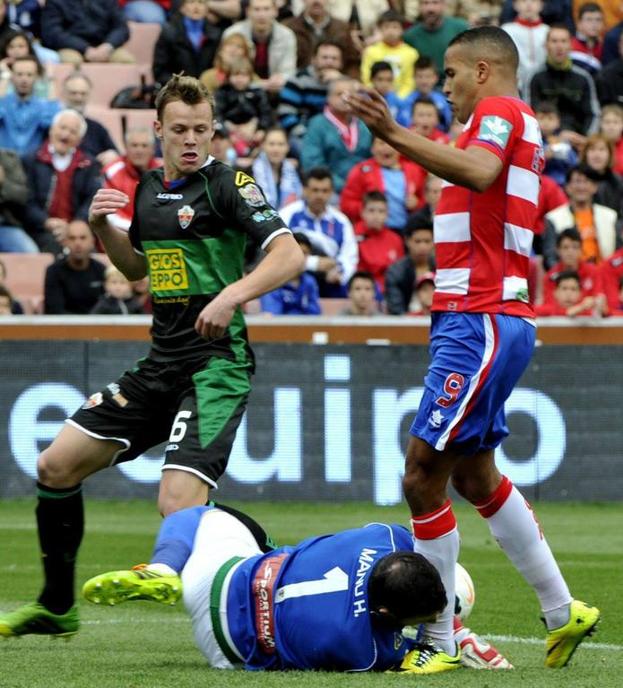 Charlie Dean, con la camiseta del Elche.