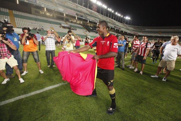 Odion Ighalo saca el capote en el Martínez Valero tras el ascenso.