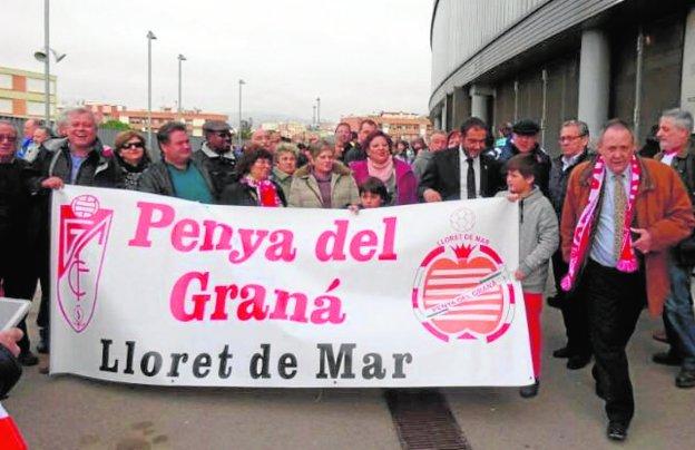 Los componentes de la peña, posando con una pancarta en la que reza su denominación.
