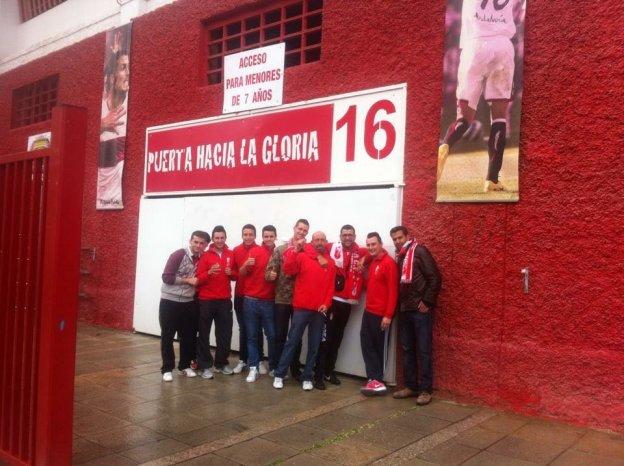 Miembros de la peña granadinista de Algarinejo, en la simbólica Puerta 16 del Sánchez Pizjuán.