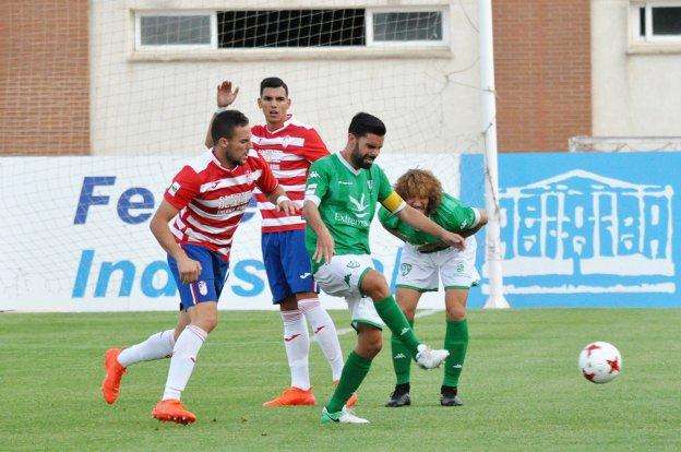 La fuerza del filial hizo mucho daño al Villanovense, aquí Jean Carlos se emplea a fondo con David Grande, por detrás, atento.