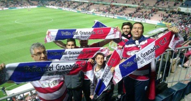 La peña francesa, durante una de sus visitas al estadio Nuevo Los Cármenes.
