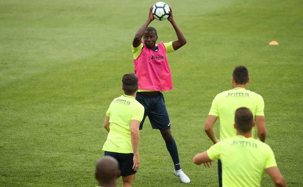 Ramos entrena como uno más con los suplentes y no citados para el Granada-Lorca