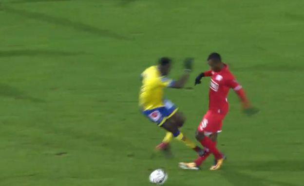 Uche Agbo clama contra Angban: "Creía que me había partido la pierna"