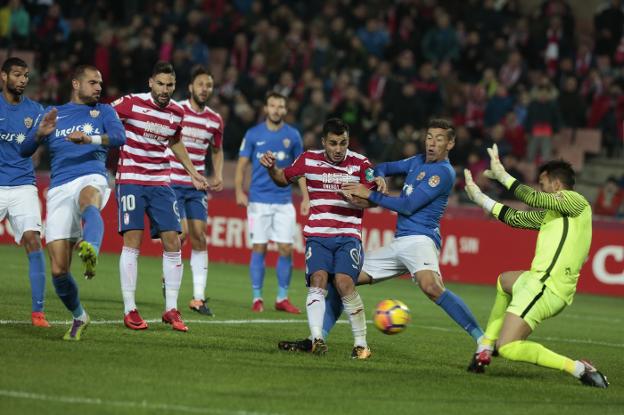 Puertas (izq), en la acción que acabaría con gol de Pedro. /Alfredo Aguilar