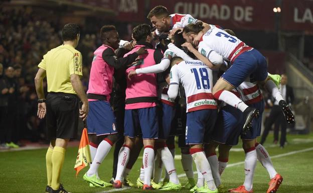 Imagen del partido entre el Granada Cf y el Deportivo Alavés./MIGUEL ANGEL MOLINA / EFE