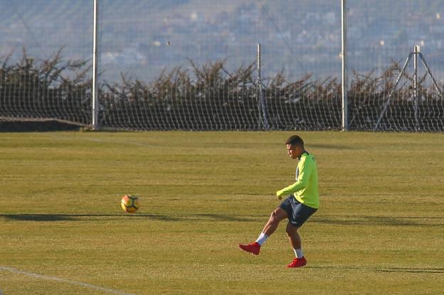 Darwin Machís golpea balón durante la primera sesión de entrenamientos del equipo en 2018./RAMÓN L. PÉREZ