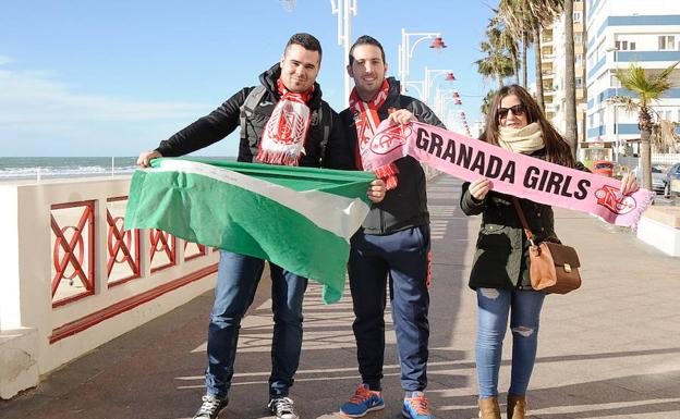 La afición del Granada inunda Cádiz con su ánimo