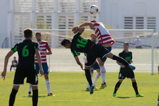 La intensa lucha del Granada B no encontró premio en su salida a Badajoz./A. AGUILAR